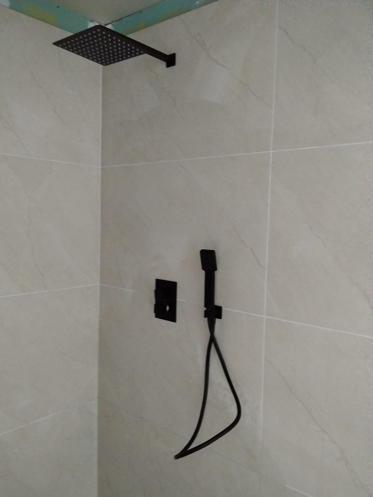 Douche à l'italienne avec colonne de douche noire, réalisation Cyborg Bâtiment